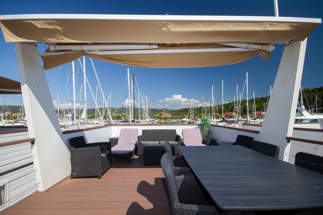 Bamboo Floating House Portoroz Apartment Luaran gambar